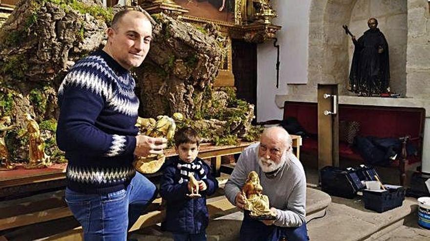 José Vidales Hidalgo, el pequeño José Vidales y el abuelo José Antonio Vidales Pérez en el montaje del belén de Nuestra Madre.