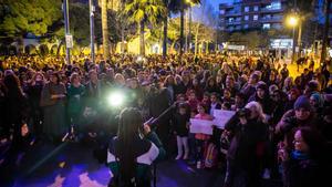 Imágenes de la concentración en contra del ataque a Can Ganxo celebrada en Castelldefels y de los jóvenes que han intentado boicotearla.