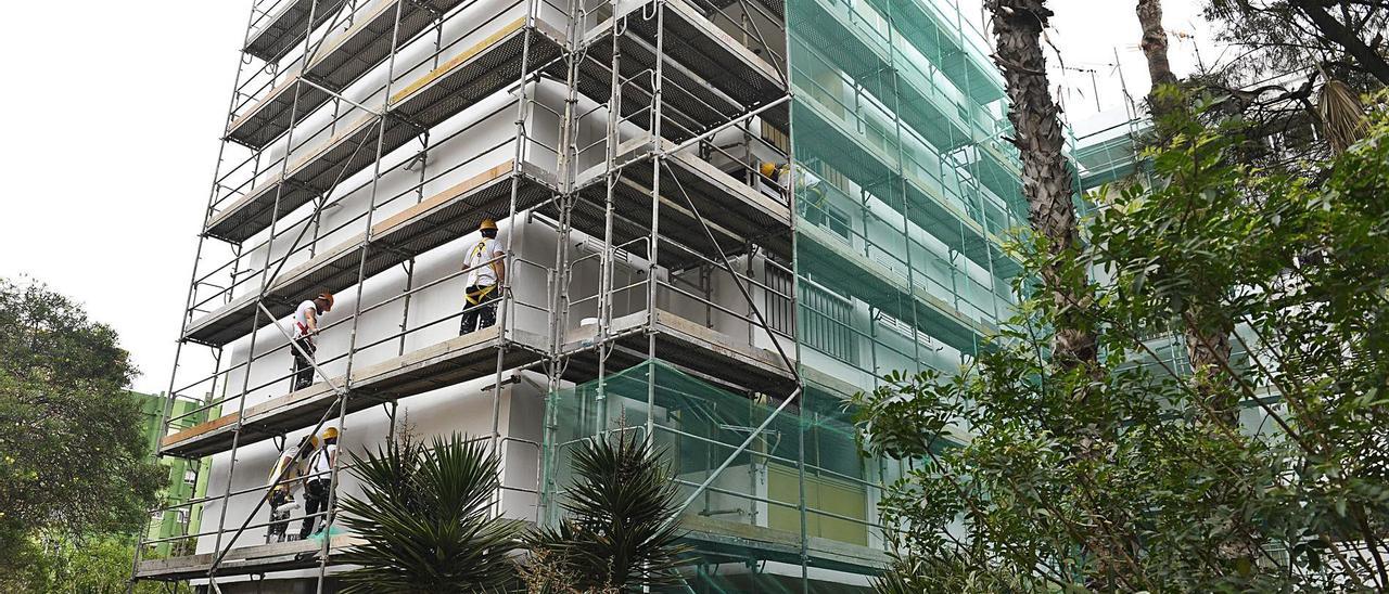 Trabajos de rehabilitación, el pasado viernes, en la trasera de los bloques de la calle Córdoba, en la Vega de San José.