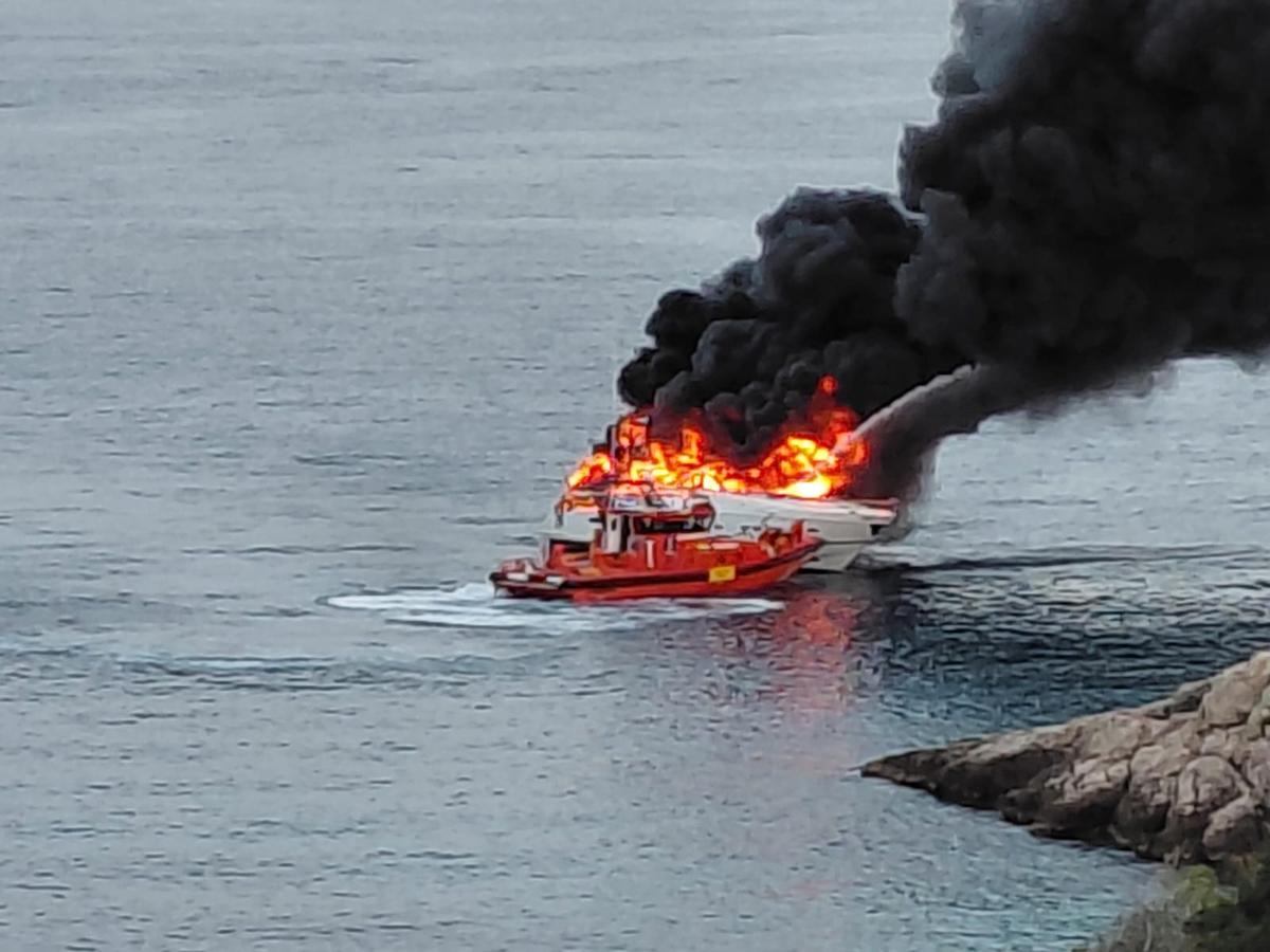 Incendio de una lancha cerca de s'Illa Negra en Ibiza