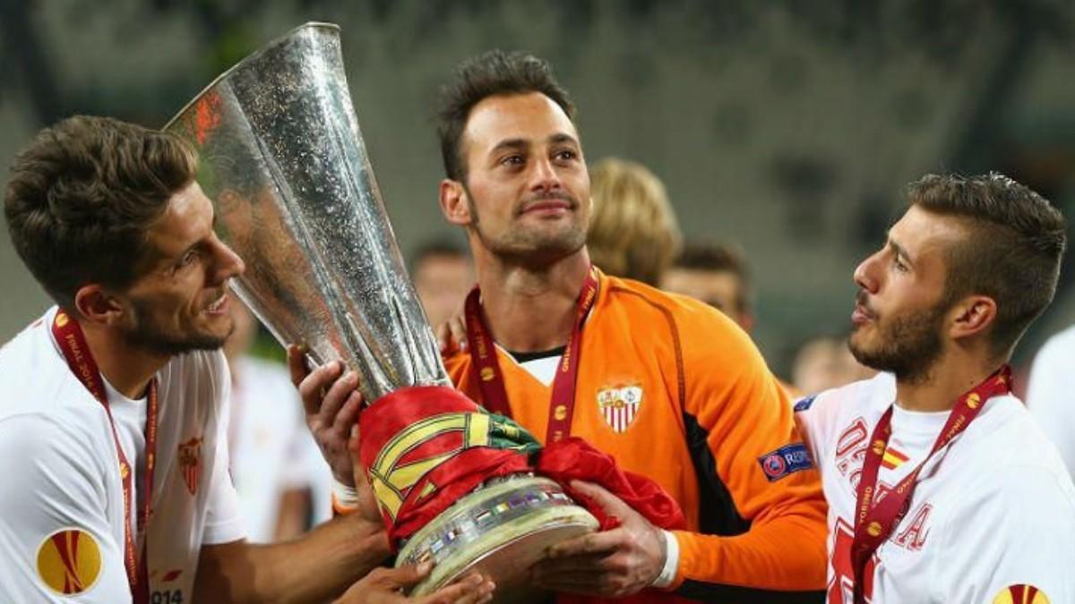 Beto, con el trofeo de la Europa League