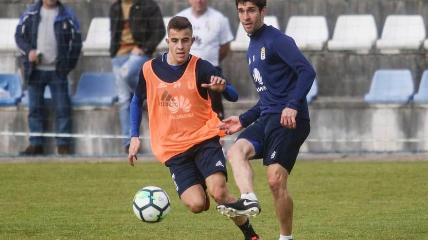 Forlín da un pase presionado por un futbolista del Vetusta.