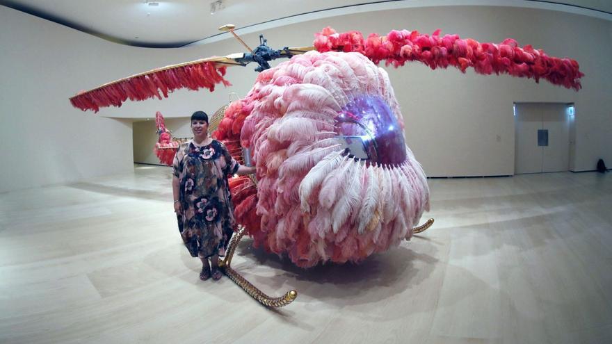 Joana Vasconcelos, con una de sus obras en una exposición en el Guggenheim de Bilbao en 2018. | LUIS TEJIDO