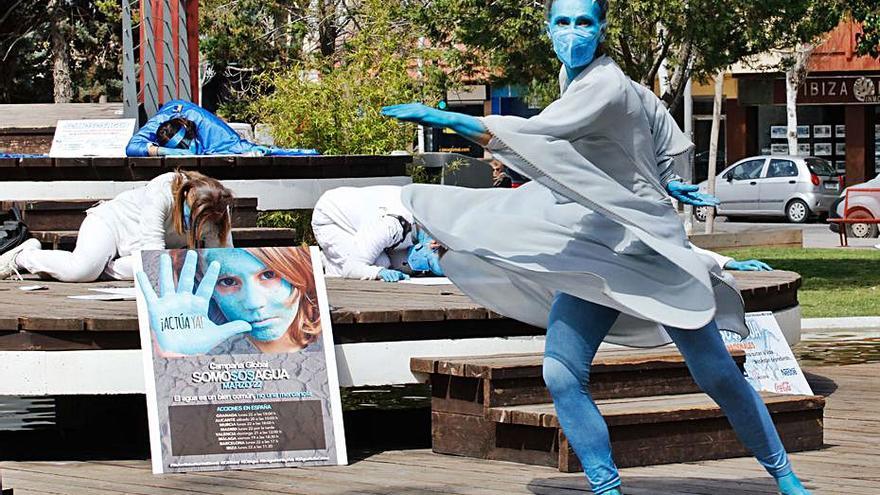 Una bailarina interpretó una danza en la ‘performance’.