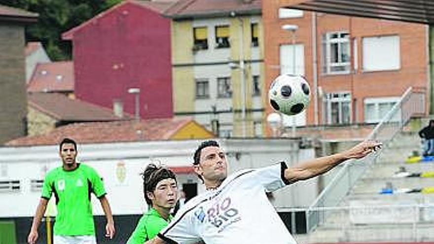 Héctor Peláez intenta recepcionar el balón con el marcaje del estudiantil Saka.