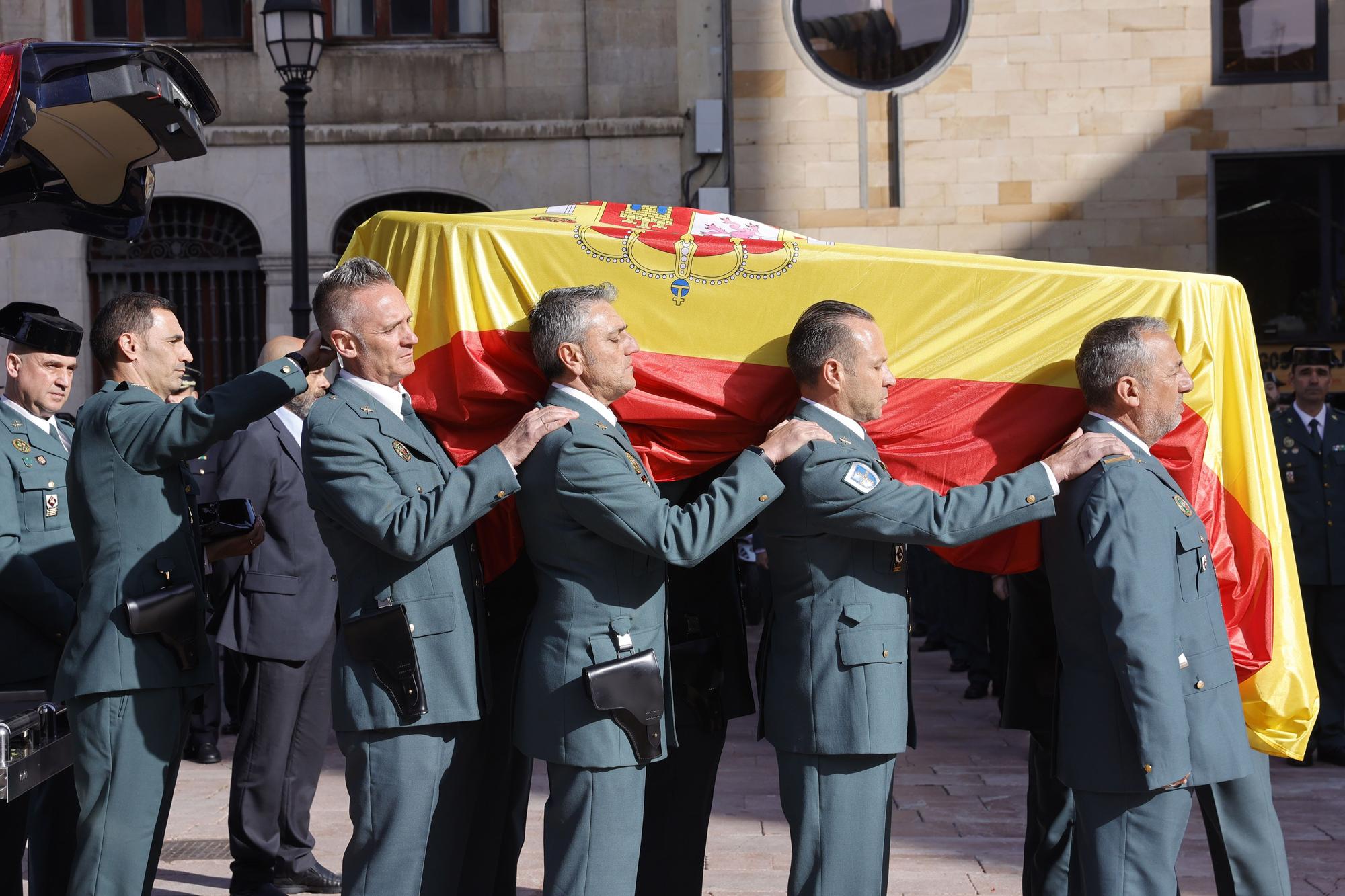 En imágenes: funeral en la catedral de Oviedo del guardia civil que evitó una masacre ciclista en Pravia