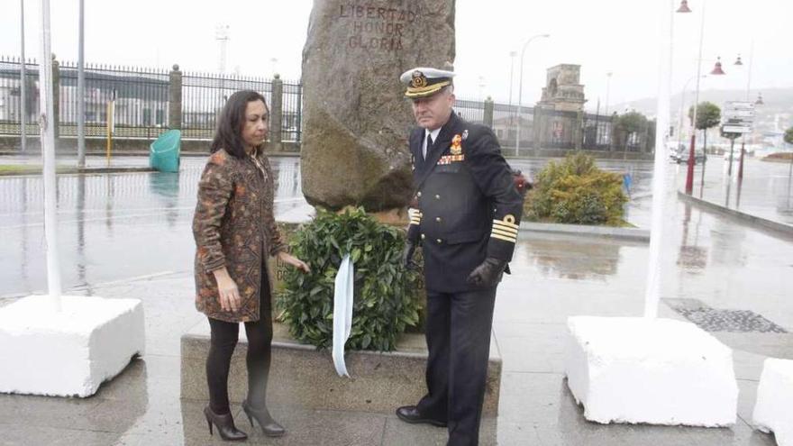 María Ramallo y José María Núñez junto al monolito. // Santos Álvarez