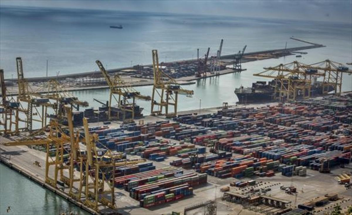 Contenedores en uno de los muelles del puerto de Barcelona.