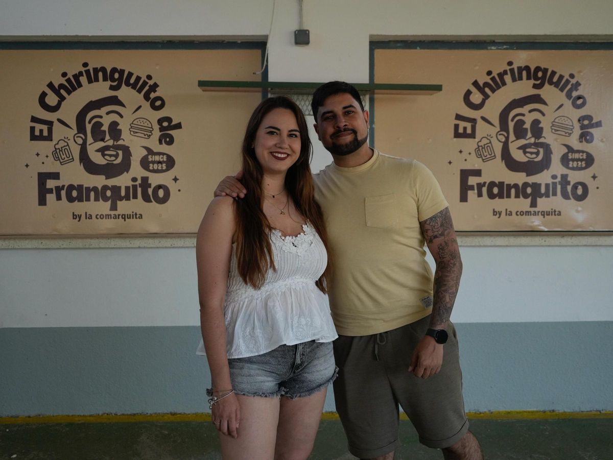 Manuel y Paula junto al bar de la piscina de Coreses.