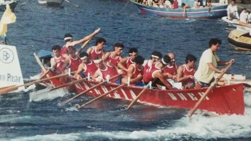 La trainera buenense en una regata en el año1986. // Gayo