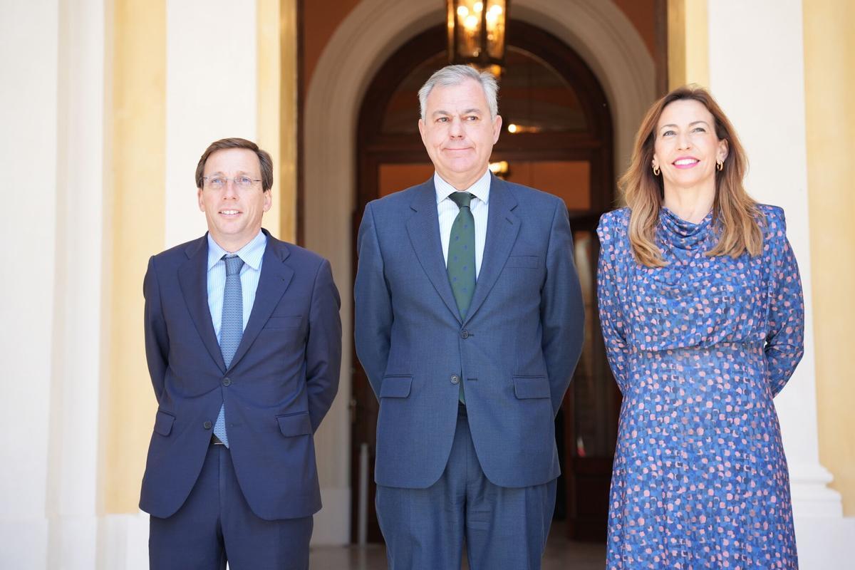 El alcalde de Sevilla, José Luis Sanz (c); la regidora de Zaragoza, Natalia Chueca (d); el alcalde de Madrid, José Luis Martínez Almeida (2d); en el Ayuntamiento de Sevilla, tras presentar en la sede del PP-A el I Foro de Grandes Ciudades. A 05 de febrero de 2025, en Sevilla (Andalucía, España). El alcalde de Sevilla, José Luis Sanz; la regidora de Zaragoza, Natalia Chueca, y el alcalde de Madrid, José Luis Martínez Almeida --todos ellos del PP-- han coincidido a la hora de destacar la buena gestión en materia de vivienda que llevan a cabo en sus respectivas ciudades, poniendo el foco en el impulso de sus consistorios en lo que a construcción de viviendas asequibles para jóvenes se refiere y en el "ninguneo" que el Gobierno de España tiene hacia las citadas ciudades "solo por el hecho de que son de un signo político diferente". 05 FEBRERO 2025 María José López / Europa Press 05/02/2025. JOSE LUIS MARTINEZ-ALMEIDA;JOSE LUIS SANZ;NATALIA CHUECA;María José López;category_code_new