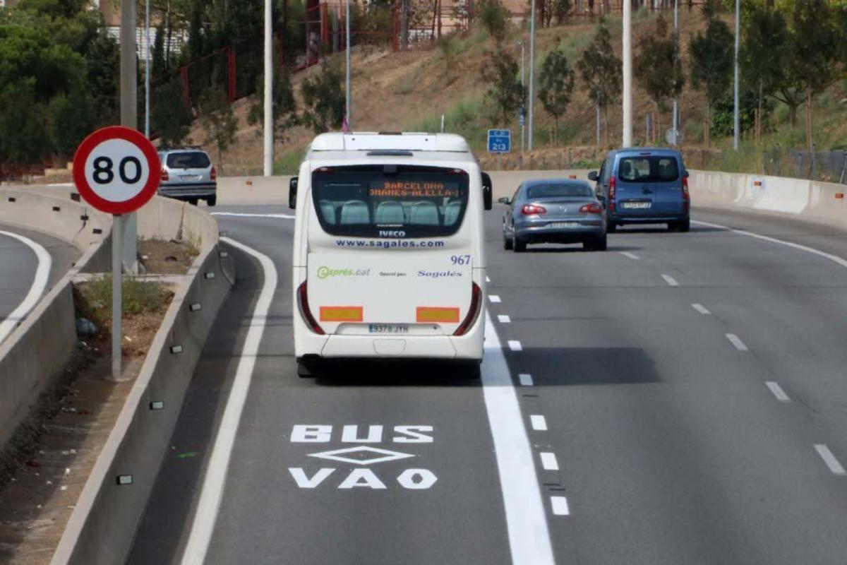El carril bus VAO de la C-31 en Badalona.