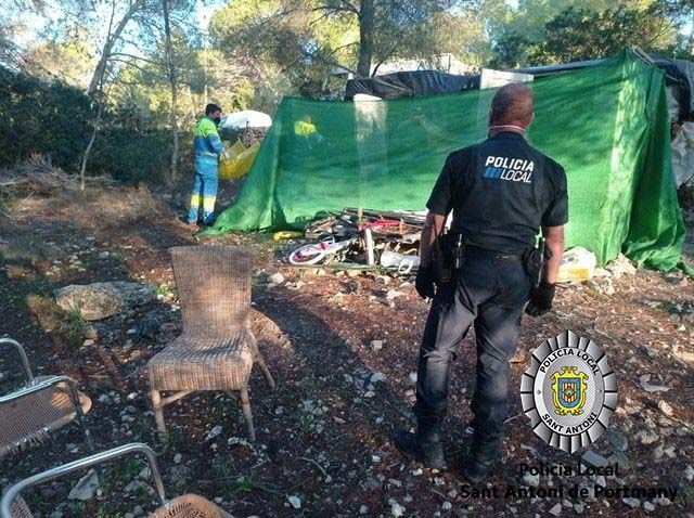Desmantelan un asentamiento ilegal en Ibiza con más de 1.500 quilos de residuos acumulados