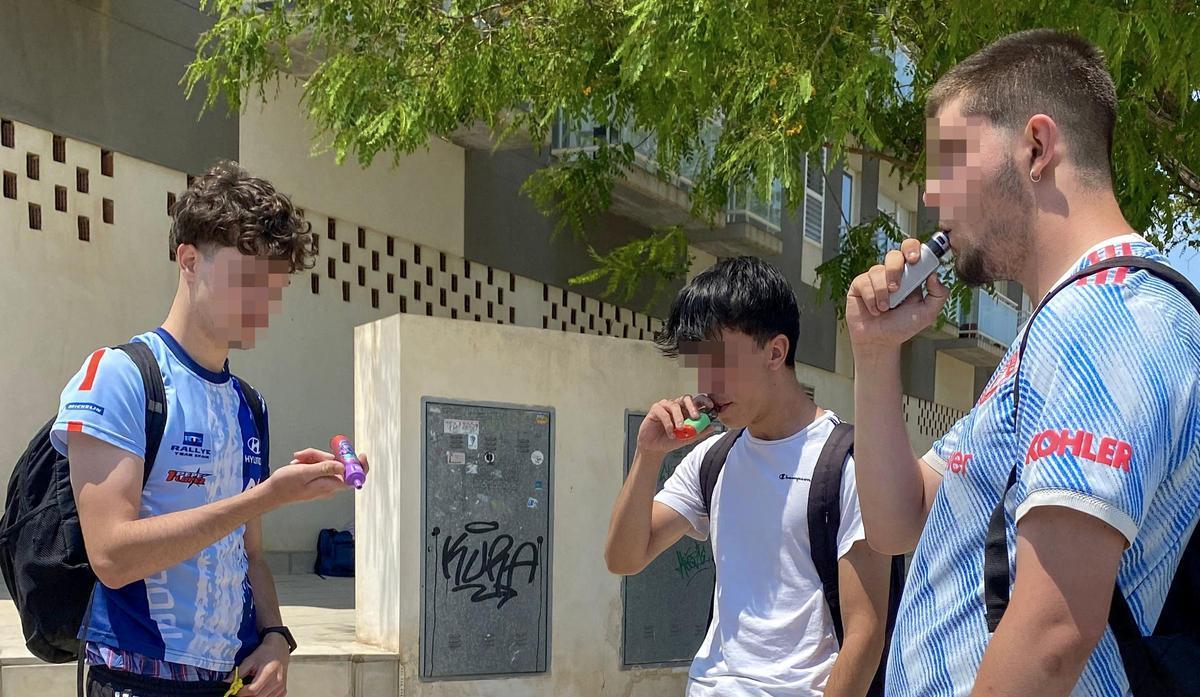Jóvenes en Alicante con nuevos dispositivos de vapeo