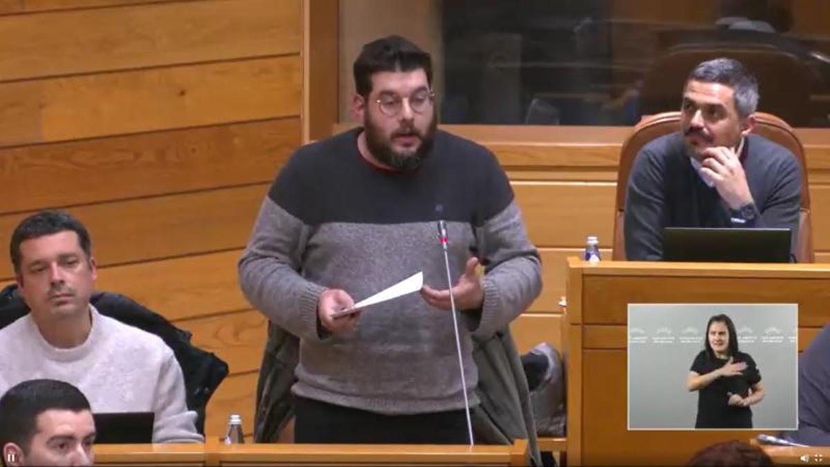 Julio García Comesaña, replicando al BNG durante el pleno del Parlamento celebrado ayer.   | // FDV