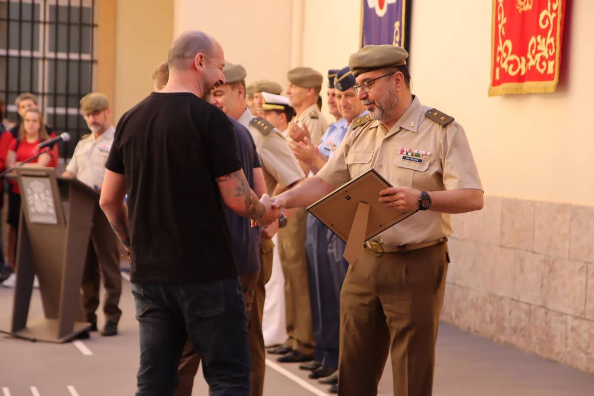 Acto de entrega de diplomas a los tres estudiantes de Secundaria finalistas de la edición valenciana de la 13º concurso Carta a un militar español, con izado de bandera en la Delegación de Defensa y visita guiada al Museo Histórico Militar de València.