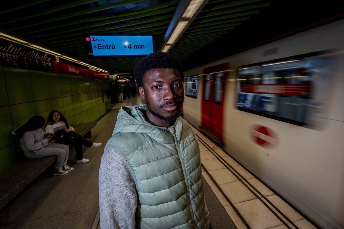 Allidu Adamu, un joven migrante extutelado procedente de Ghana en el metro de Barcelona.
