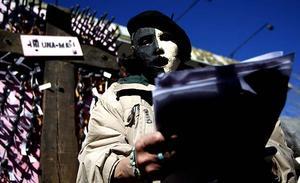 La poeta Armine Arjona llegeix un poema de l’activista i poeta morta Susana Chávez, a prop d’una creu amb claus que representen el nombre de dones assassinades o desaparegudes a Ciudad Juárez (Mèxic).