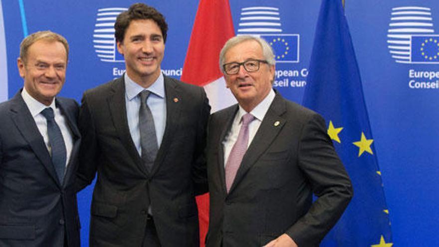 Justin Trudeau (c) junto a Tusk (i) y Juncker (d).