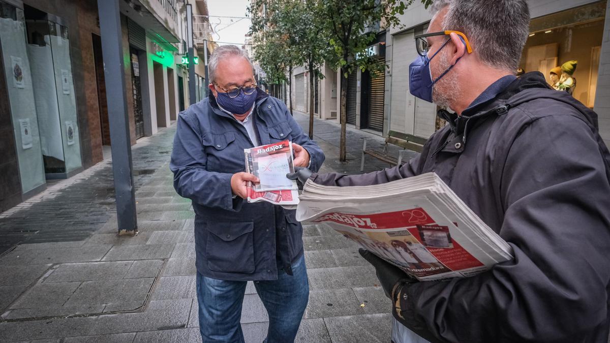 Fernando Valbuena recoge la guía.