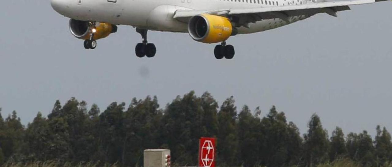 Un avión de Vueling, en el aeropuerto.