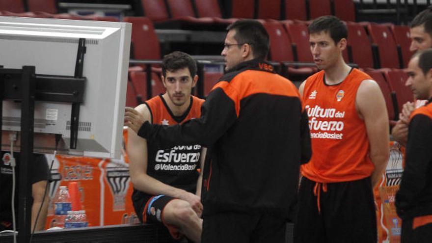 Pedro Martínez, analizando las jugadas con los bases