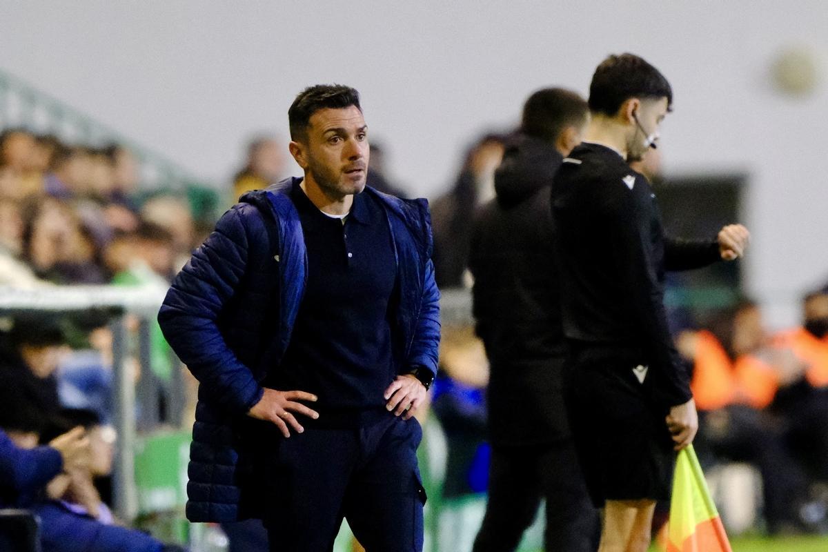 Adrián Colunga, entrenador del Real Murcia, durante el partido ante el Sanluqueño