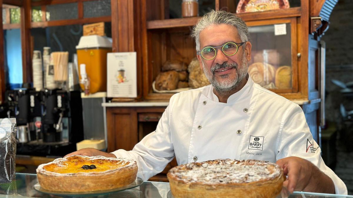 El pastelero Manu Jara posa en su pastelería de la calle Pureza en Triana.