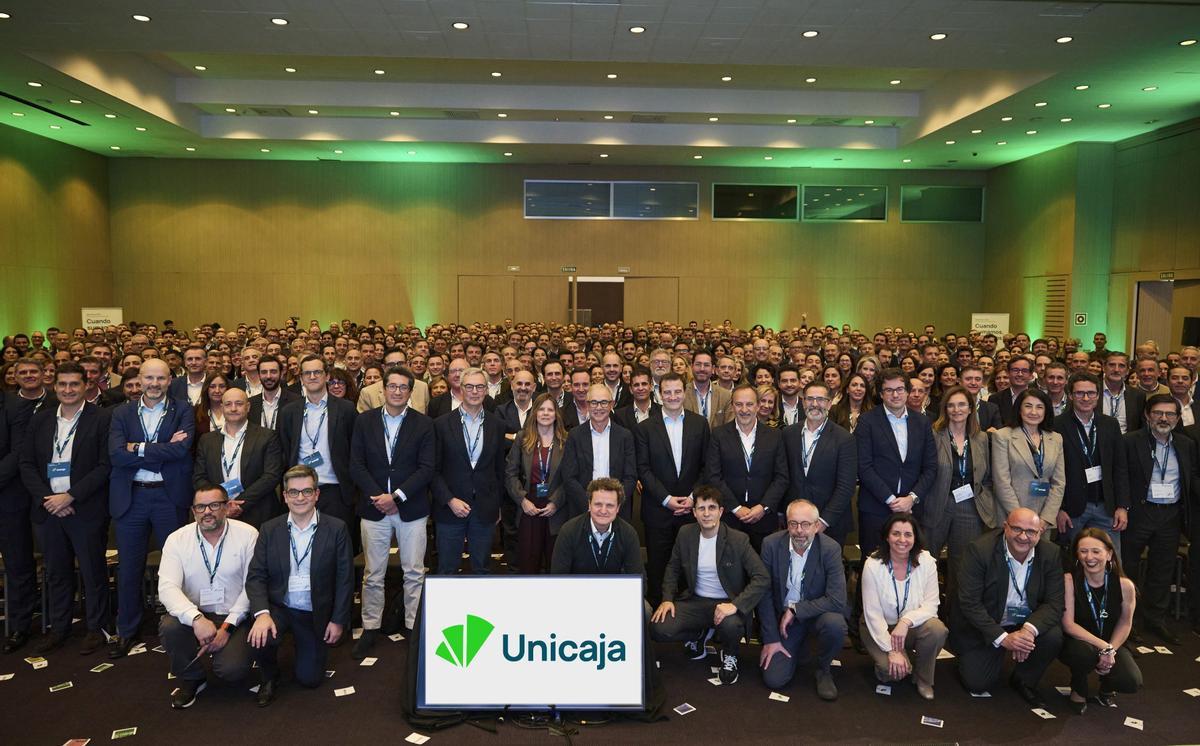 La foto de familia con motivo de la jornada celebrada en Sevilla de alrededor de 500 empleados de los equipos operativos y las redes de negocio de Unicaja en Andalucía.