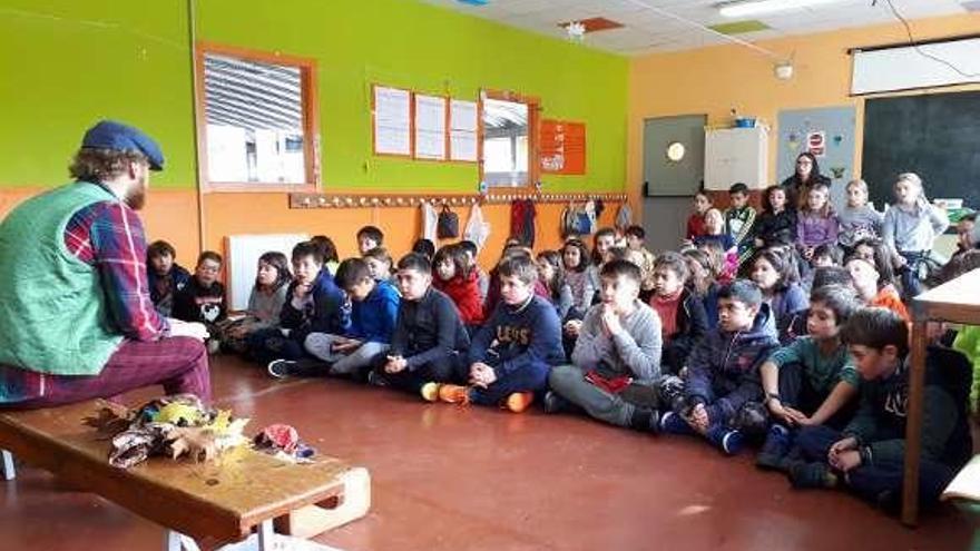 El alumnado del colegio de Dozón junto a sus manualidades.