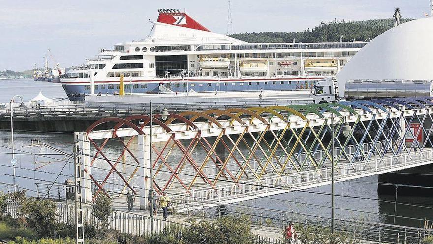 El &quot;Braemar&quot;, en el muelle de San Agustín durante su última escala en el puerto de Avilés.