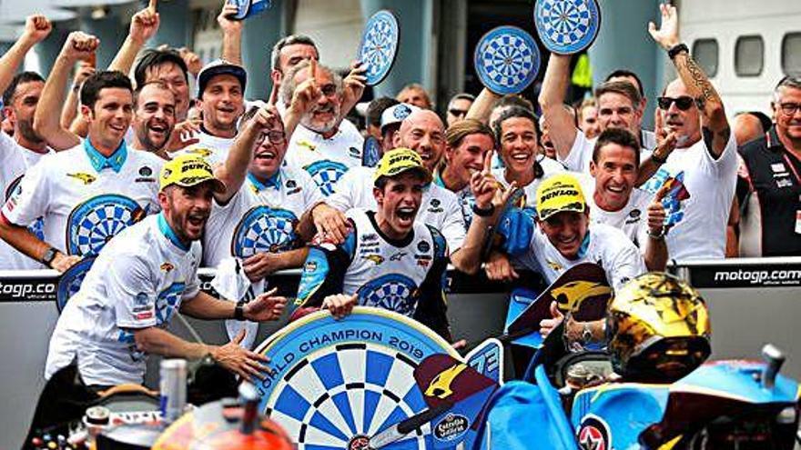 Álex Márquez amb el seu equip després de proclamar-se campió del món en la categoria de Moto2.