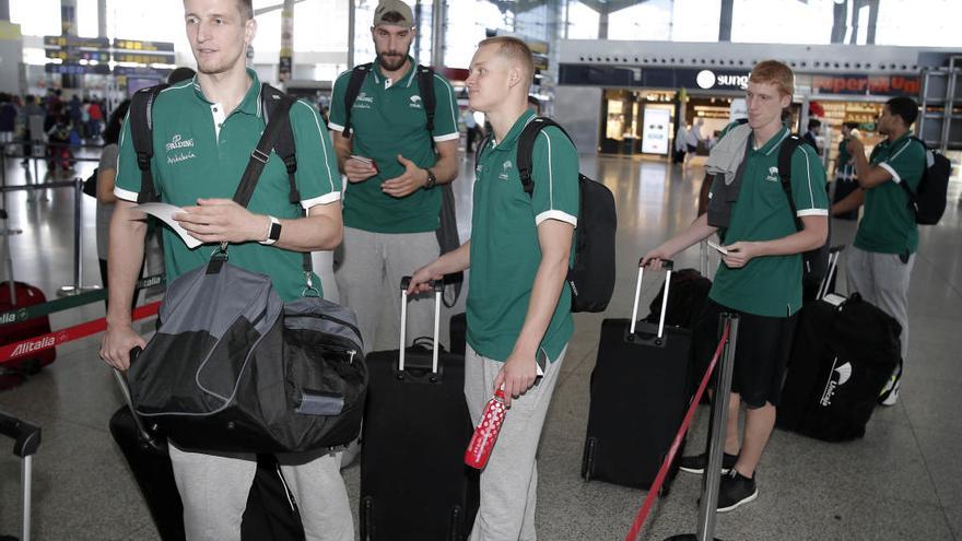 Los jugadores, ayer en el aeropuerto, justo antes de viajar a Atenas en vuelo chárter