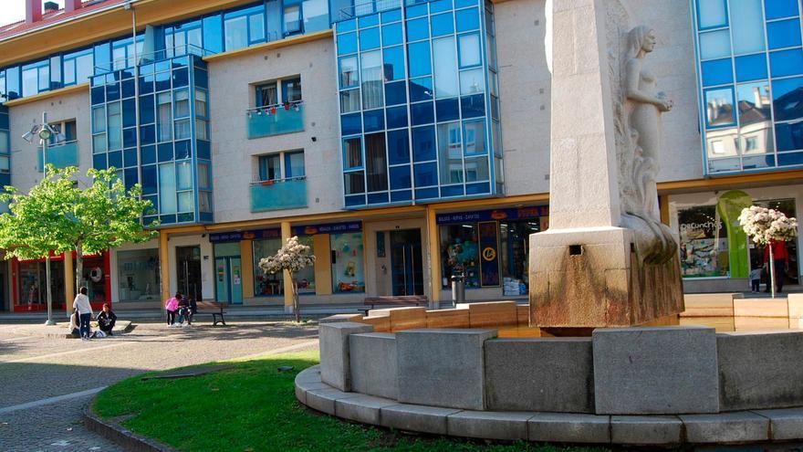 Varios locaiss comerciales en la praza da Maía de Bertamiráns, Ames. Foto: CDA
