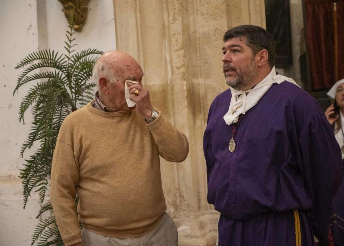 Un devoto de la cofradía llora en el interior del templo. | ISMAEL LUQUE.