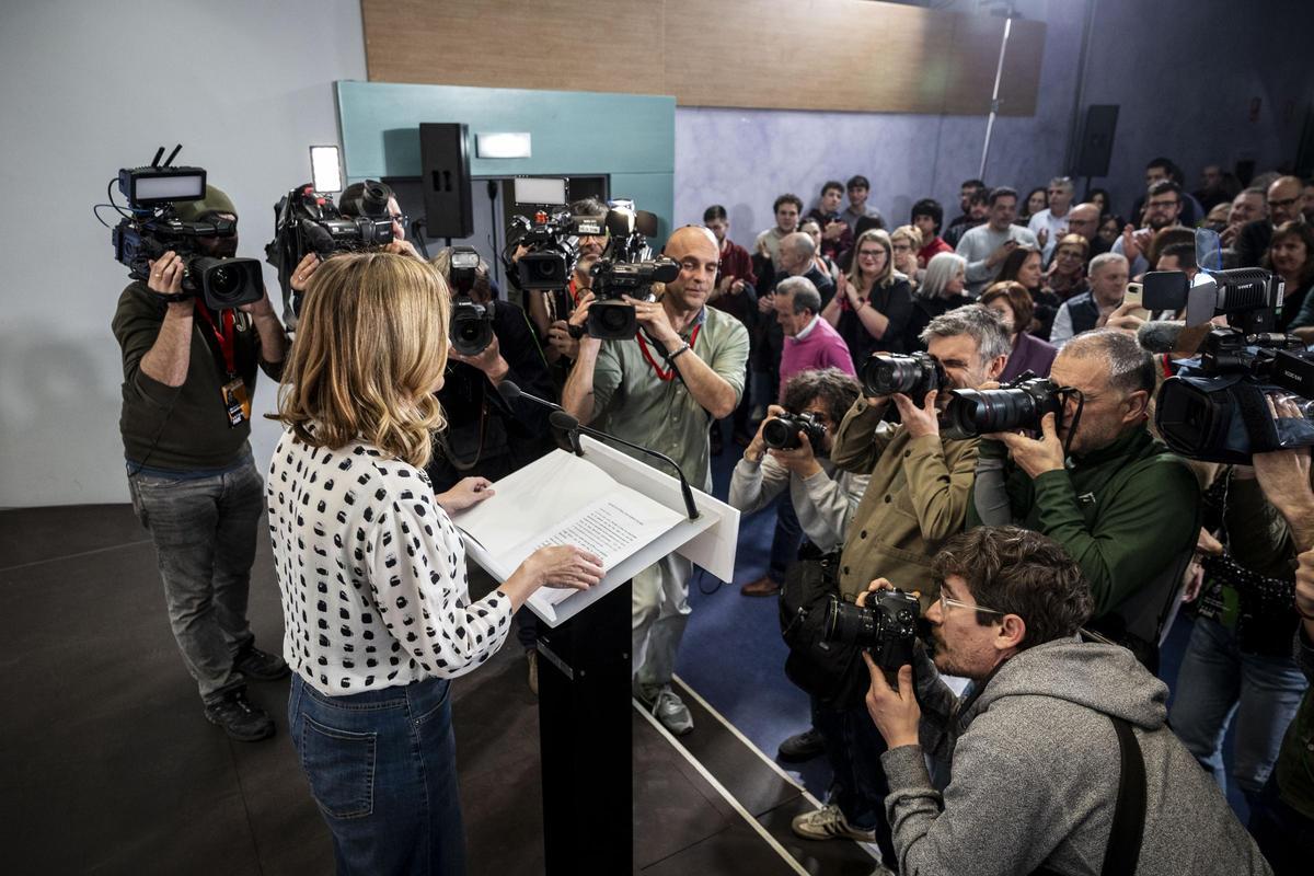 Alegría comparece ante los medios y militantes durante la noche electoral.