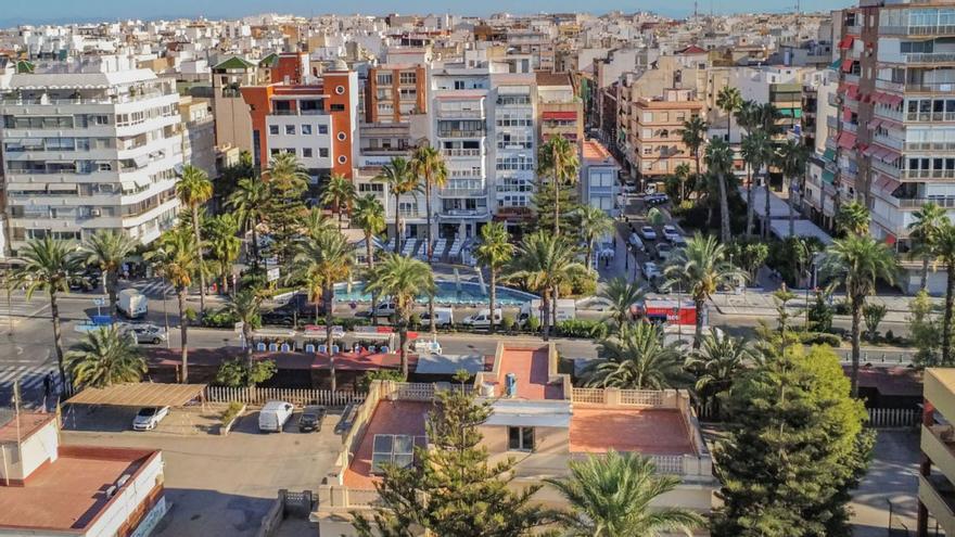 Panorámica de la céntrica zona en la que se aplicaría la Zona de Bajas Emisiones en Torrevieja, en una imagen de archivo. | TONY SEVILLA