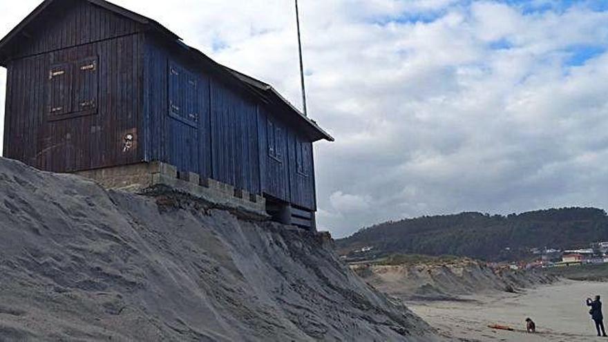 El puesto de socorristas de Barrañán, que actualmente se encuentra en el borde de la duna.