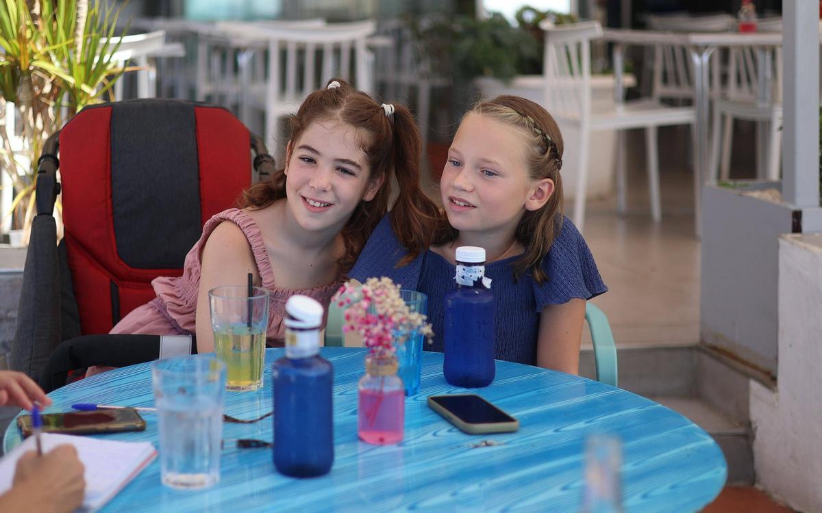Seanna y Abril: El 'hit' de dos niñas para que residentes y turistas no ensucien la isla Seanna y Abril: El 'hit' de dos niñas para que residentes y turistas no ensucien la isla