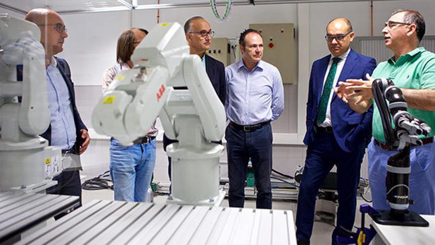 Imágenes de la inauguración y visita al laboratorio de robótica de la UA.