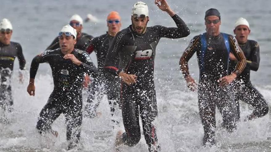 Los atletas salen de agua durante el triatlón de Fuente Álamo.