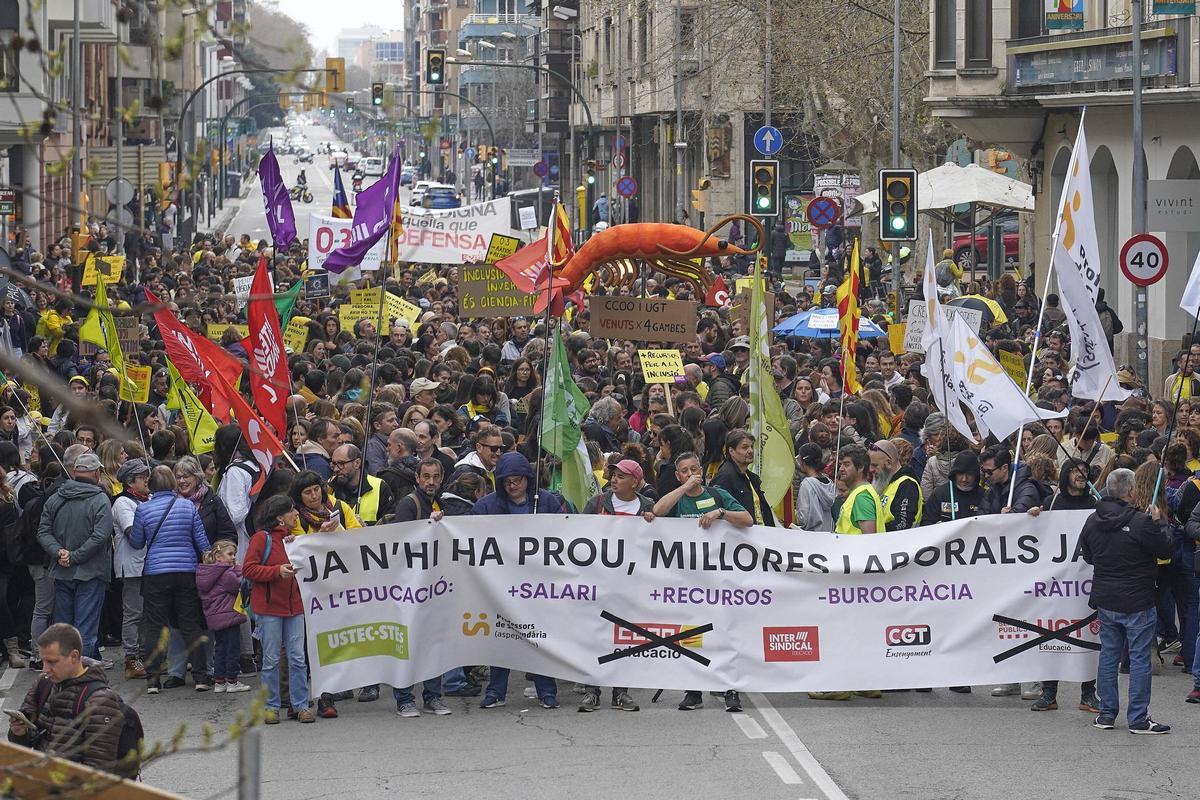 Les imatges de la protesta dels docents davant de la Generalitat a Girona