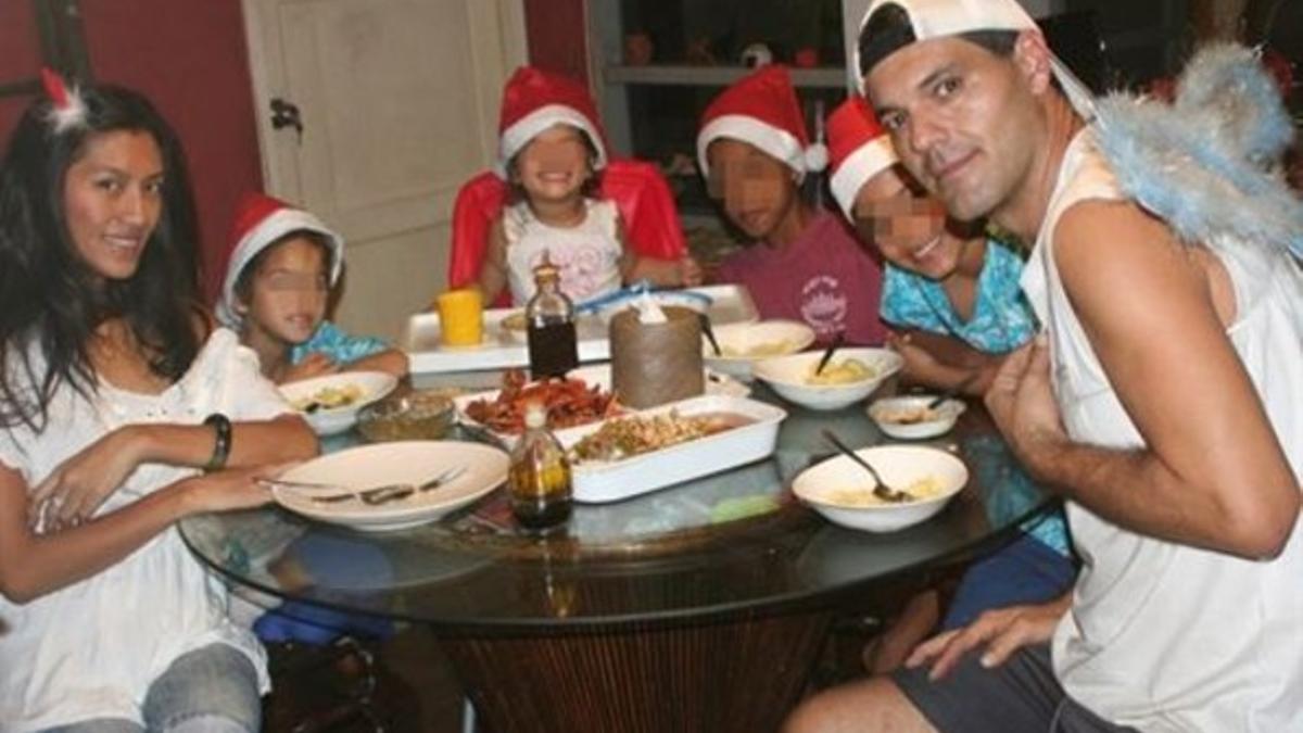 El presentador Frank Cuesta, a la mesa, con su familia, en una imagen de su Facebook.