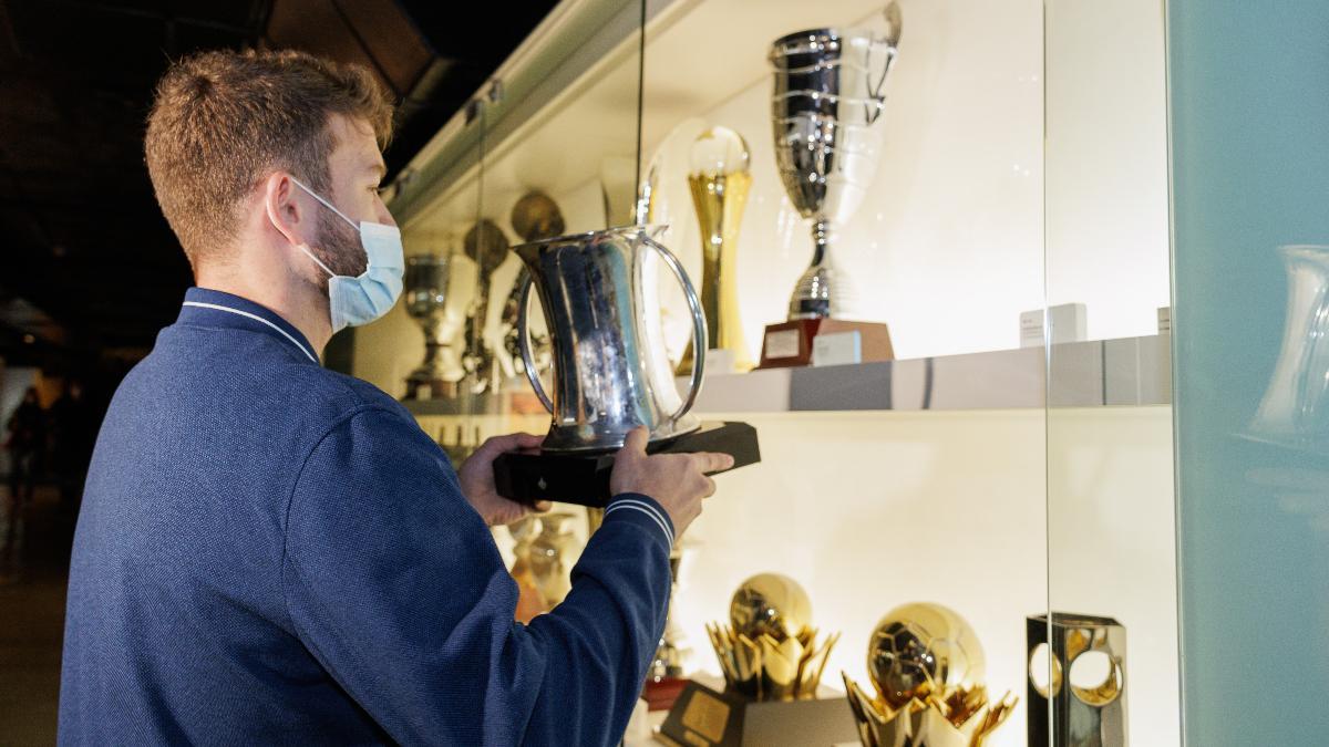 Gonzalo, depositando la Copa del Rey en el Museu