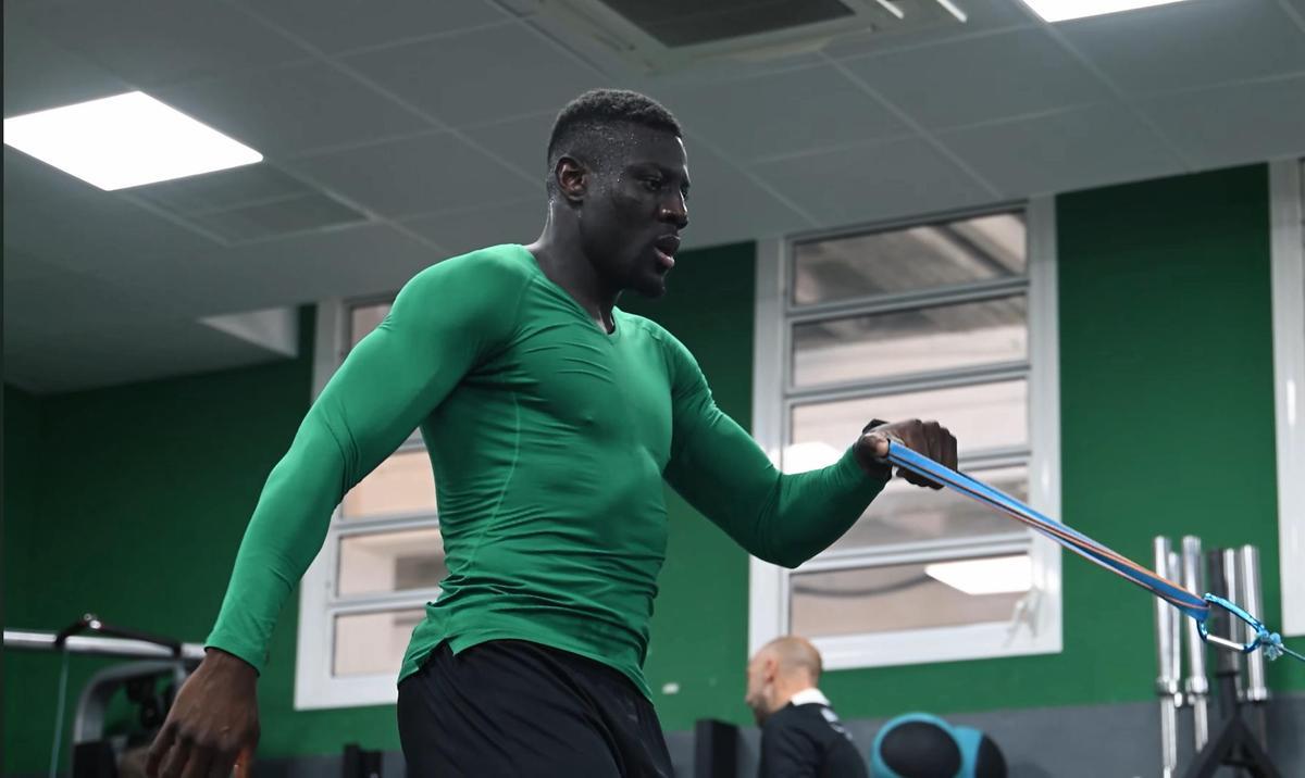 Bambo Diaby realiza trabajo físico en el gimnasio, en las instalaciones del estadio Martínez Valero.