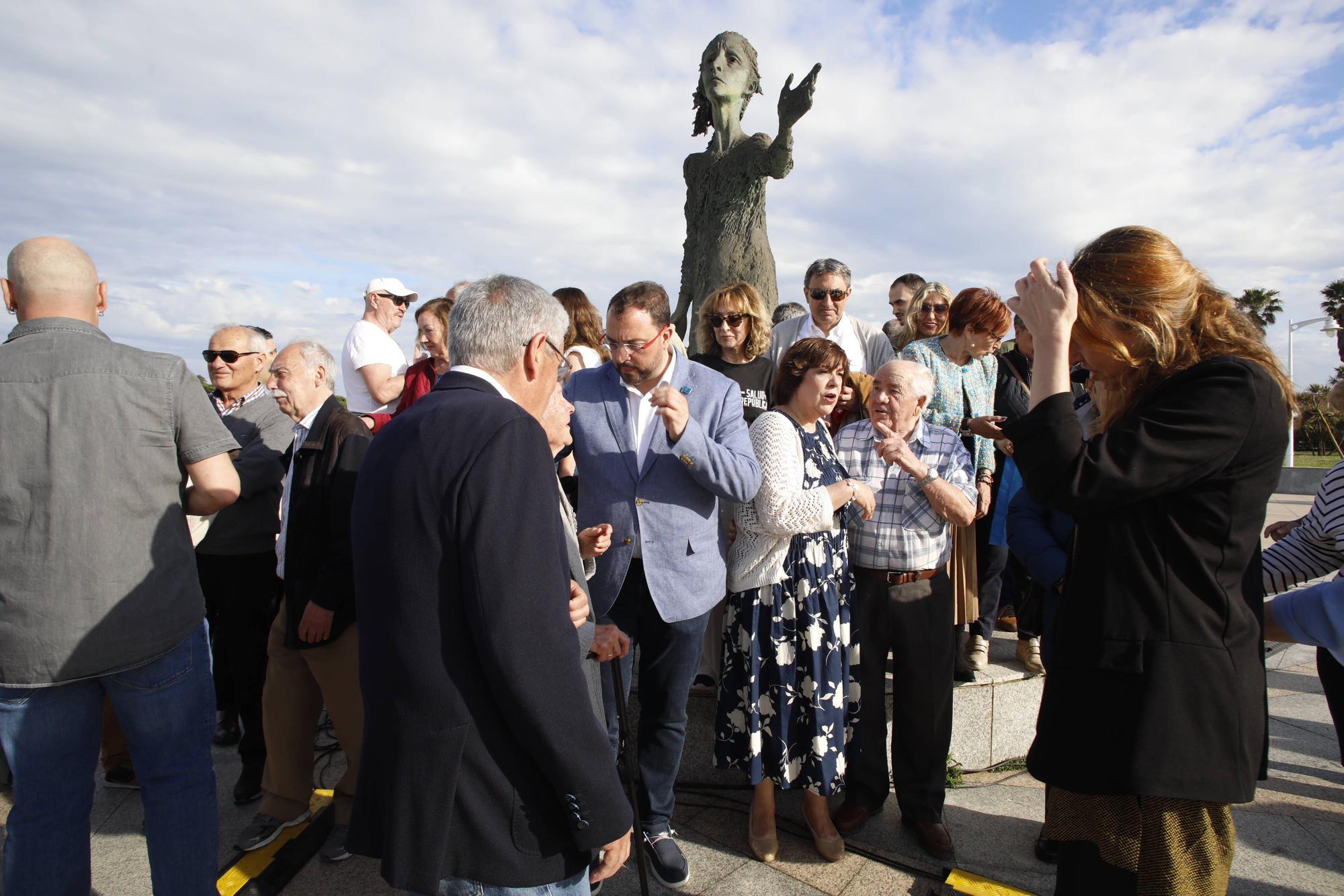 EN IMÁGENES:  Así fue el homenaje a los exiliados por la Guerra Civil y la posterior represión franquista organizado por los socialistas de Gijón junto a la estatua de "La Madre del Emigrante"