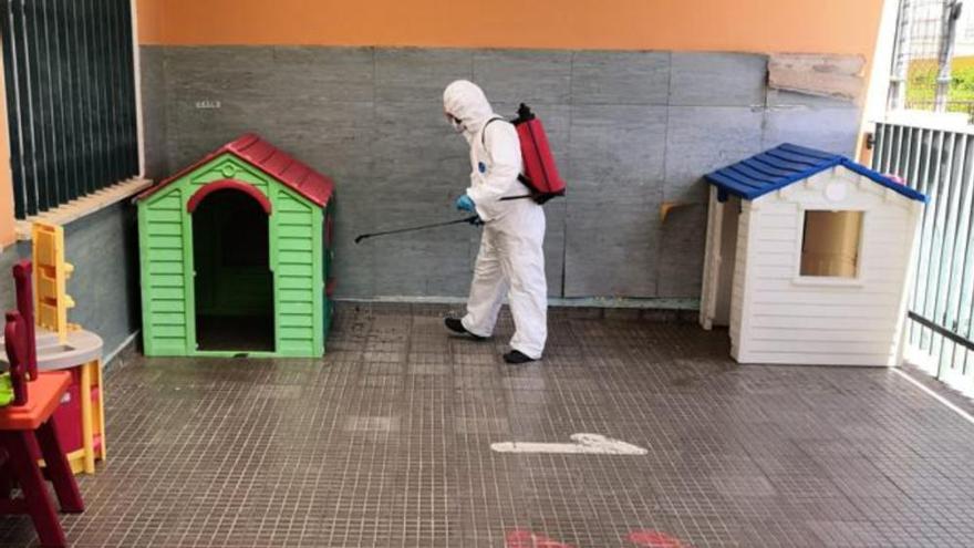 Coronavirus en Canarias: Labores de desinfección contra el COVID-19 en los  64 colegios públicos de Las Palmas de Gran Canaria