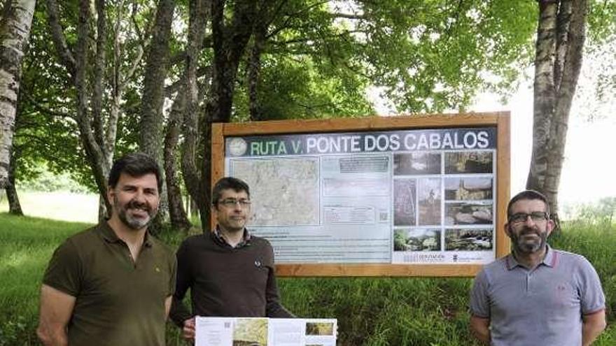 Casares, Jácome y Vilariño junto al panel de salida. // Bernabé/Javier Lalín