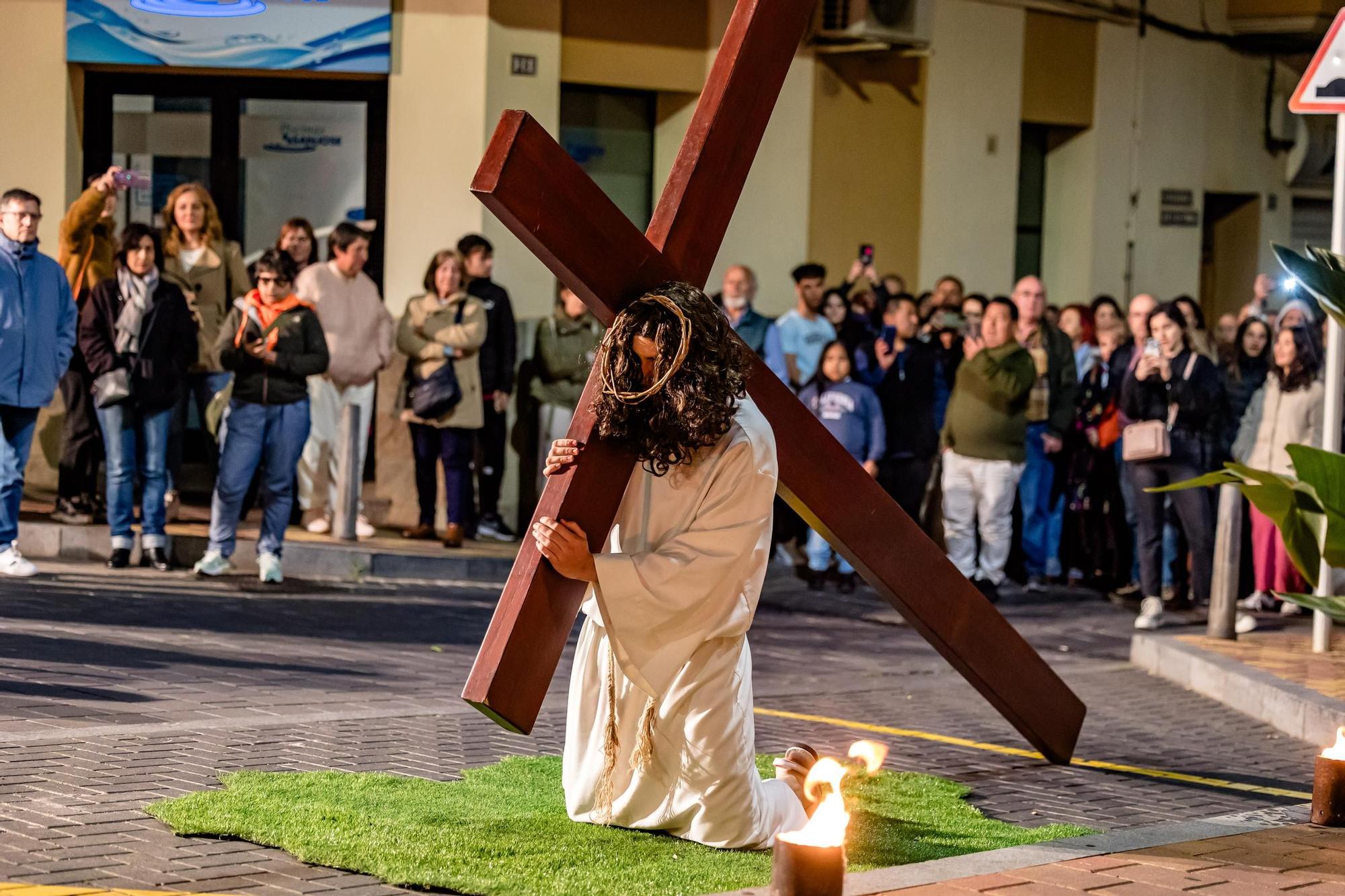Actores y actrices amateurs escenifican “La Passió” de La Nucia en la noche del Jueves Santo