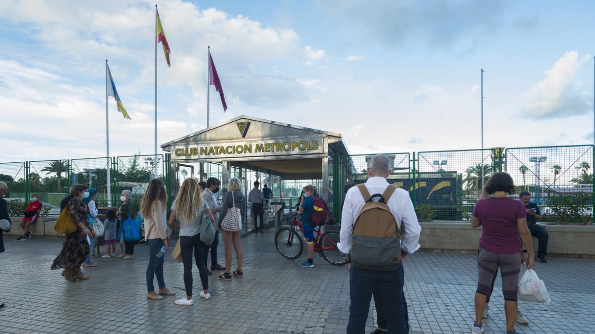 Varias personas usuarias en la entrada del Club Metropole, en una imagen de octubre de 2021